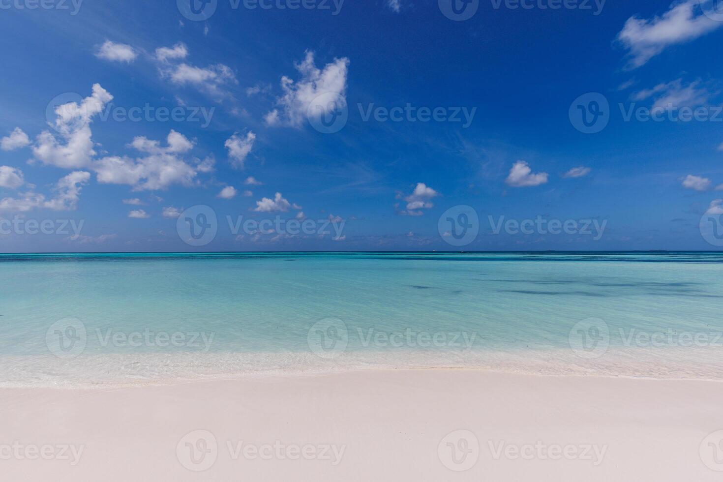 lugn havsbild. avkopplande solig strand tömma sommar semester Semester baner. vågor surfa med Fantastisk blå hav lagun, hav Strand, kustlinjen. skön ljus strand, havet kopia Plats text redo foto