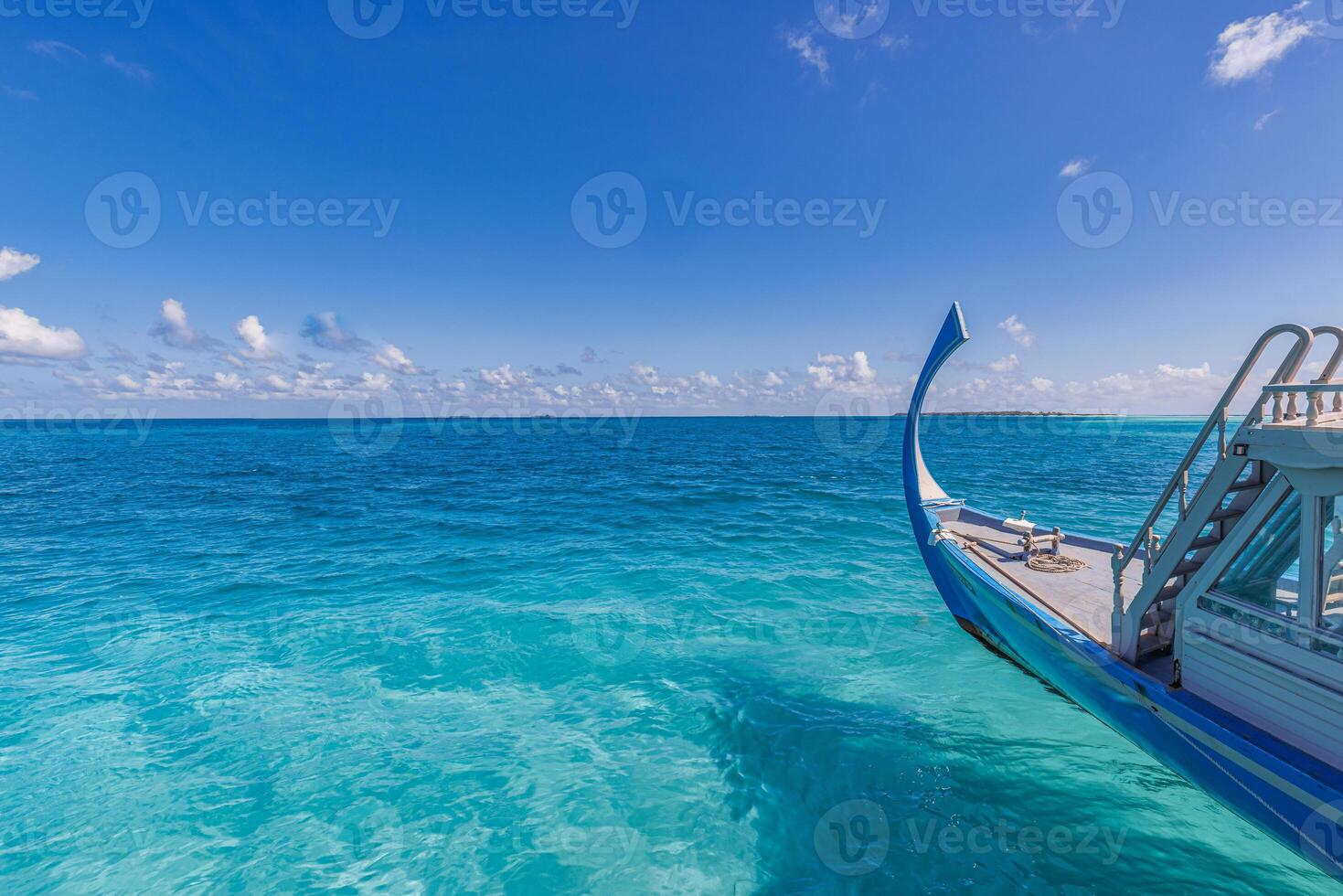 perfekt sommar Semester begrepp i maldiverna ö. dhoni båt i blå hav rubrik över tropisk strand, vit sand, handflatan träd, lyx resa destination foto