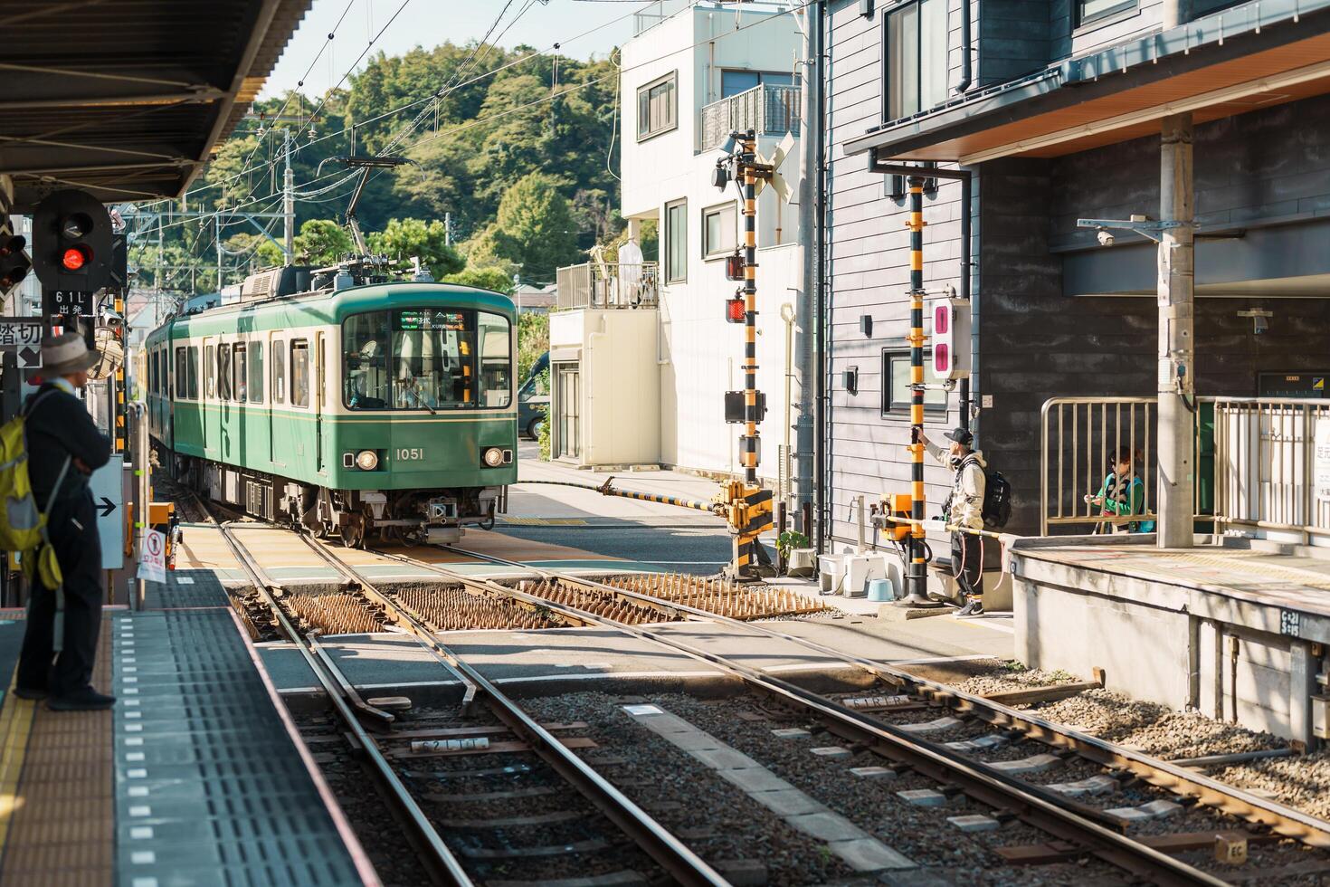 enoshima dentetsu tåg linje i kamakura, japansk järnväg ansluter kamakura i kamakura med fujisawa station i fujisawa, kanagawa. landmärke attraktion nära tokyo. kanagawa, Japan, 16 november 2023 foto
