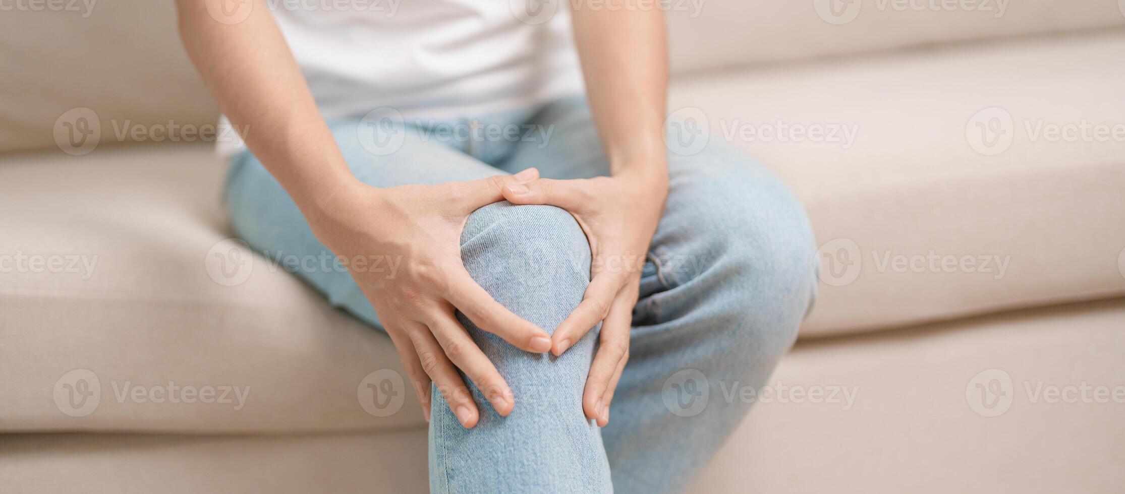 kvinna har knä värk och muskel smärta på grund av till löpare knä eller patellofemoral smärta syndrom, artros, artrit, reumatism och patellar tendinit. medicinsk begrepp foto