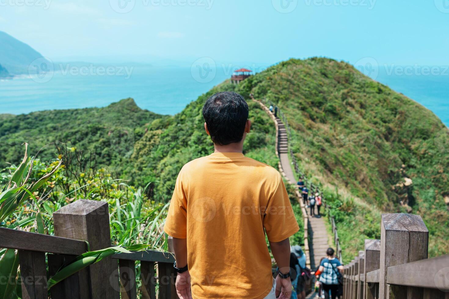 man resande besöker i taiwan, turist sightseeing i bitou cape vandring spår, ny taipei stad. landmärke och populär attraktioner nära taipei. Asien resa begrepp foto