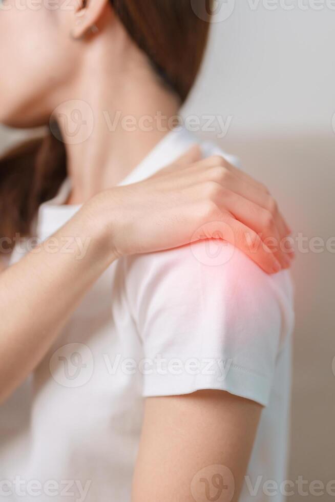 kvinna har axel och nacke smärta under Sammanträde på soffa på Hem. muskel smärtsam på grund av till myofascial smärta syndrom och fibromyalgi, reumatism, scapular smärta, cervical ryggrad. ergonomisk begrepp foto