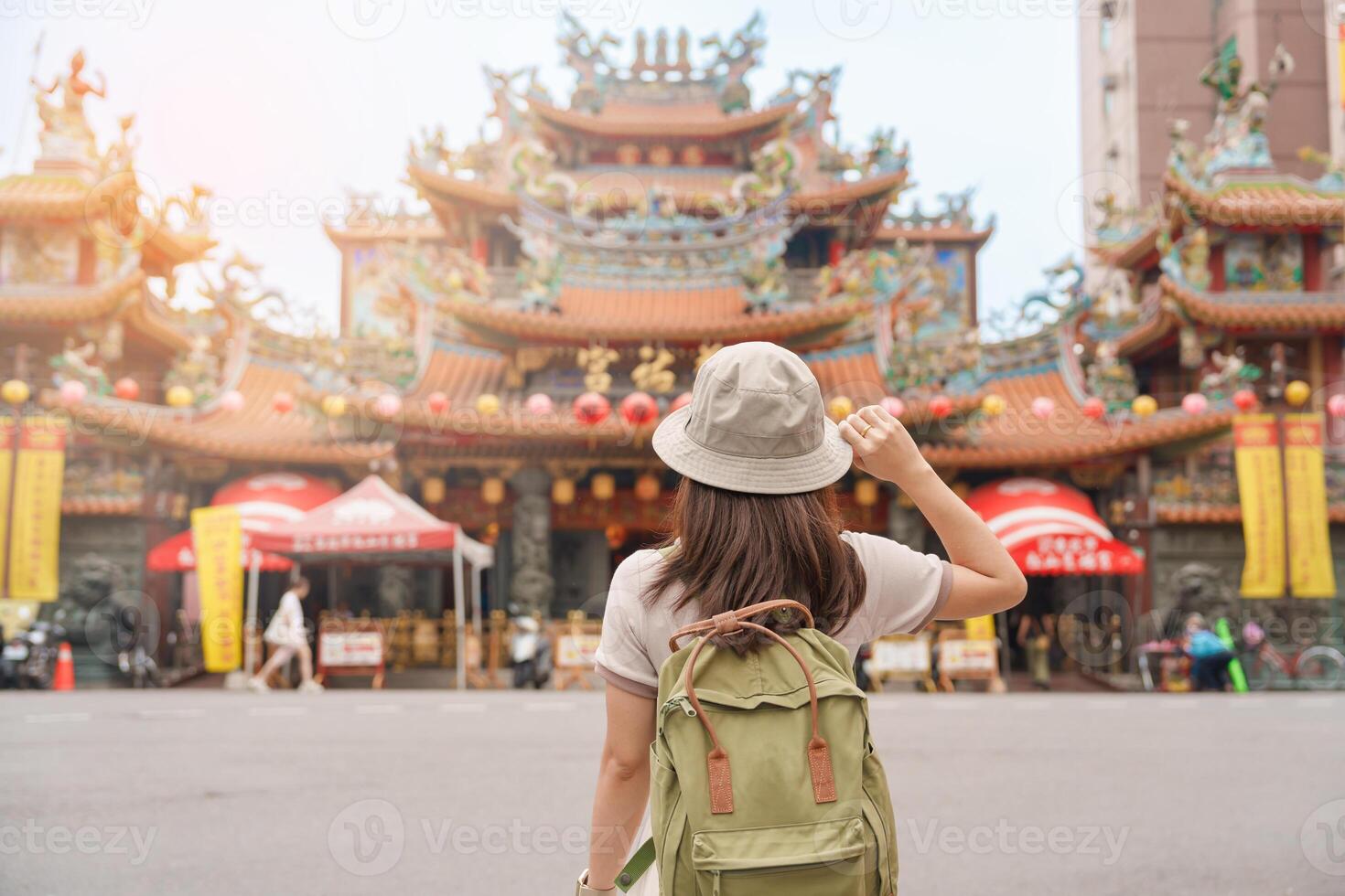 kvinna resande besöker i taiwan, turist sightseeing i songshan ciyou tempel, nära raohe natt marknadsföra, songshan distrikt, taipei stad. landmärke och populär. resa och semester begrepp foto