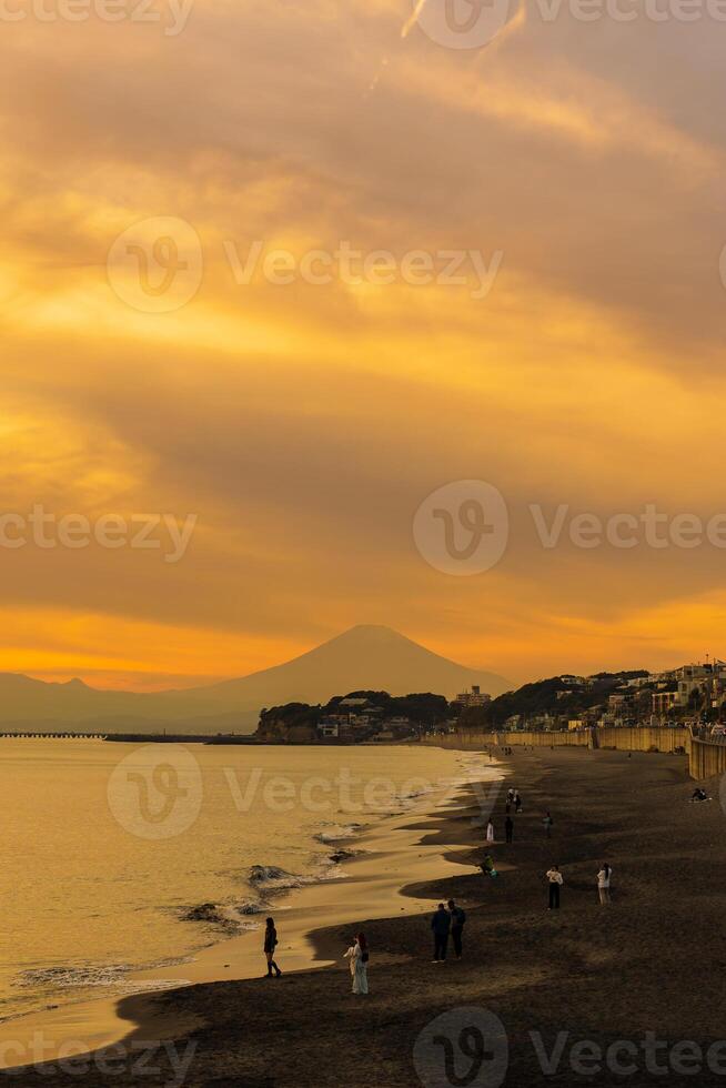 landskap kamakura yuigahama strand med kamakura stad och fujisan berg. skymning silhuett montera fuji Bakom enoshima ö på kamakura, kanagawa, japan. landmärke för turist attraktion nära tokyo foto