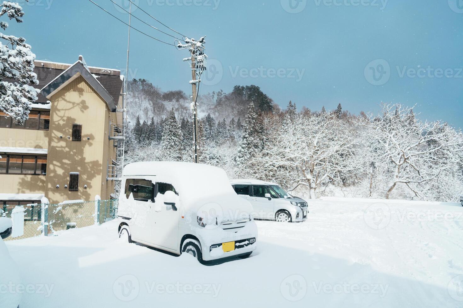 bil parkera på ginzan onsen med snö falla i vinter- säsong är mest känd japansk varm vår i yamagata, japan. foto