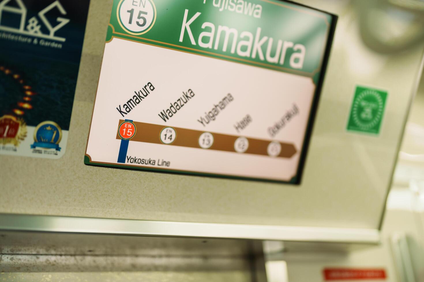 riktning styrelse inuti enoshima dentetsu tåg linje i kamakura, japansk järnväg ansluter kamakura i kamakura med fujisawa station i fujisawa, kanagawa. kanagawa, Japan, 16 november 2023 foto