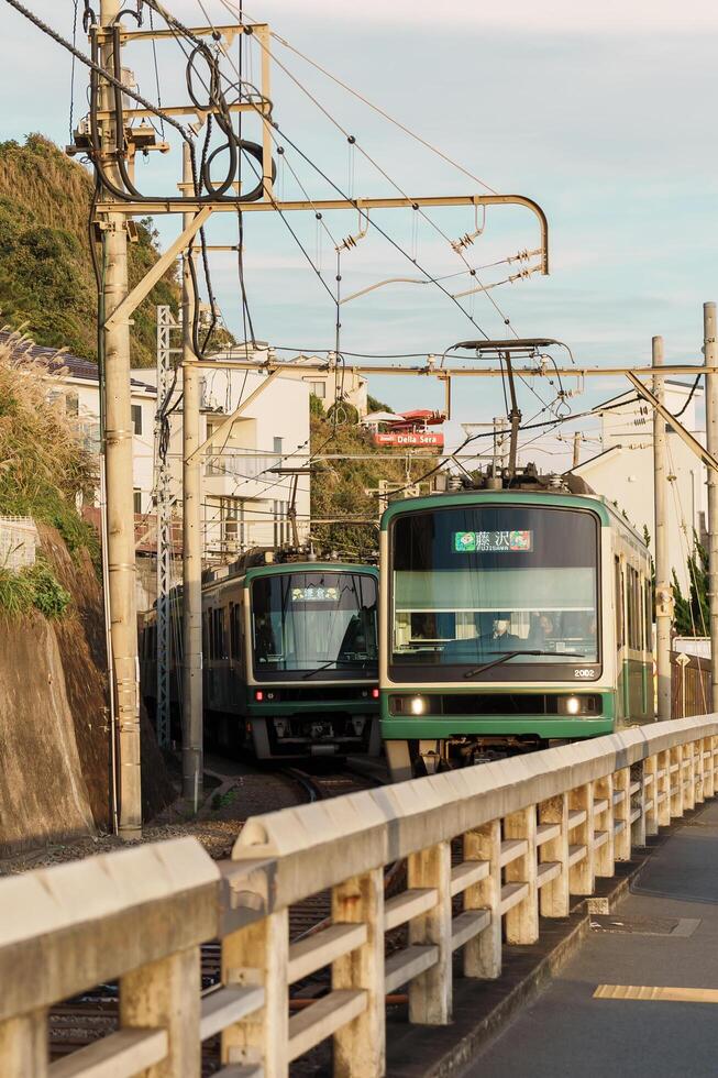 enoshima dentetsu tåg linje i kamakura, japansk järnväg ansluter kamakura i kamakura med fujisawa station i fujisawa, kanagawa. landmärke attraktion nära tokyo. kanagawa, Japan, 16 november 2023 foto