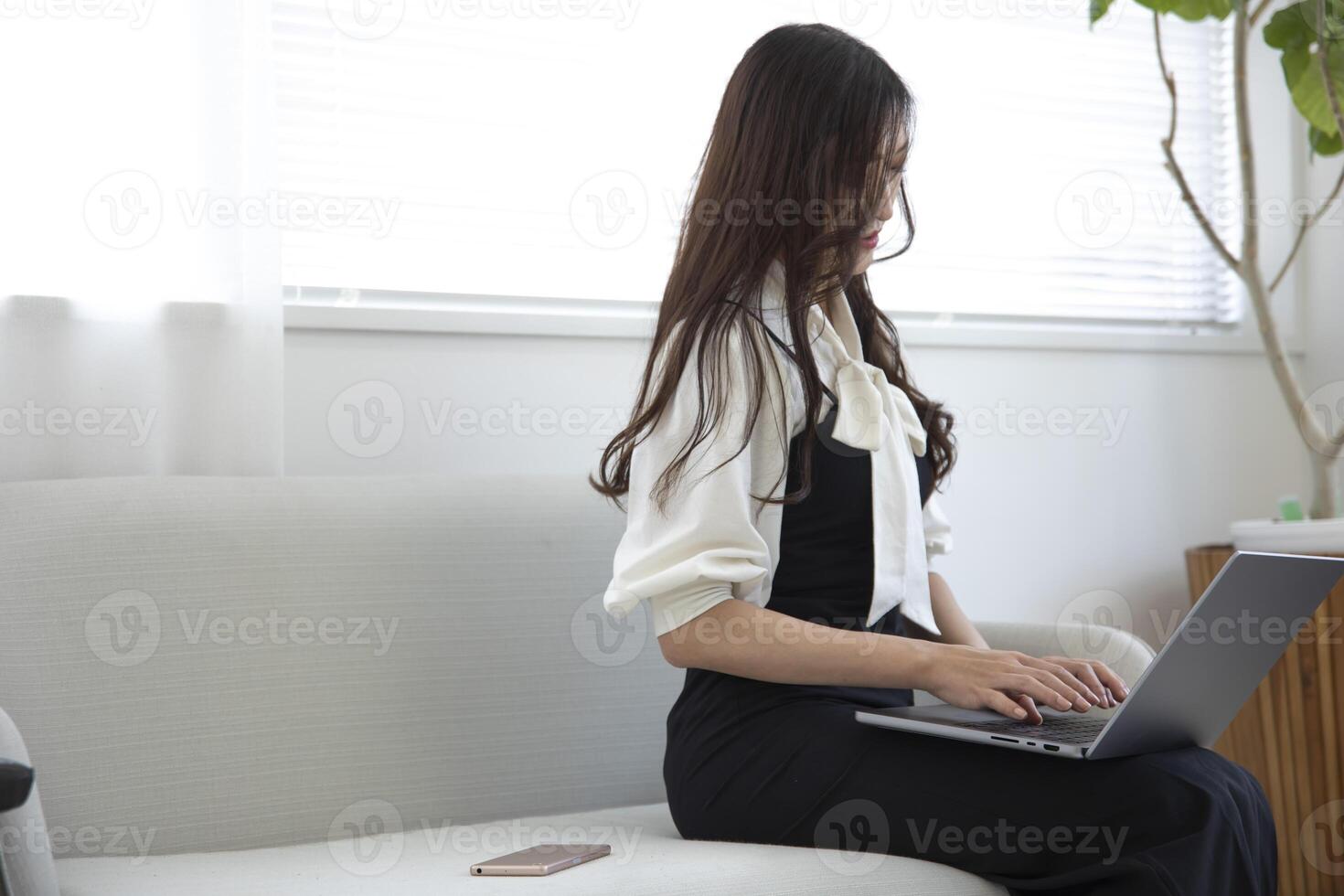 en arbetssätt japansk kvinna förbi avlägsen arbete i de Hem kontor närbild foto