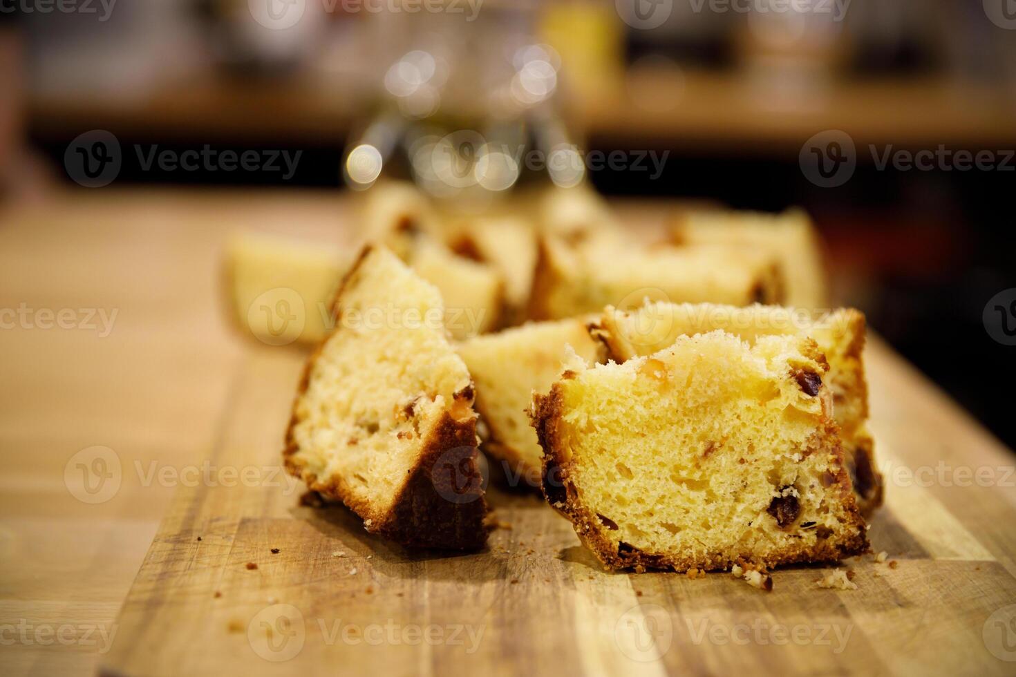 bitar av muffin lögn på en trä- skärande styrelse, bakgrund suddig, selektiv fokus. hög kvalitet Foto