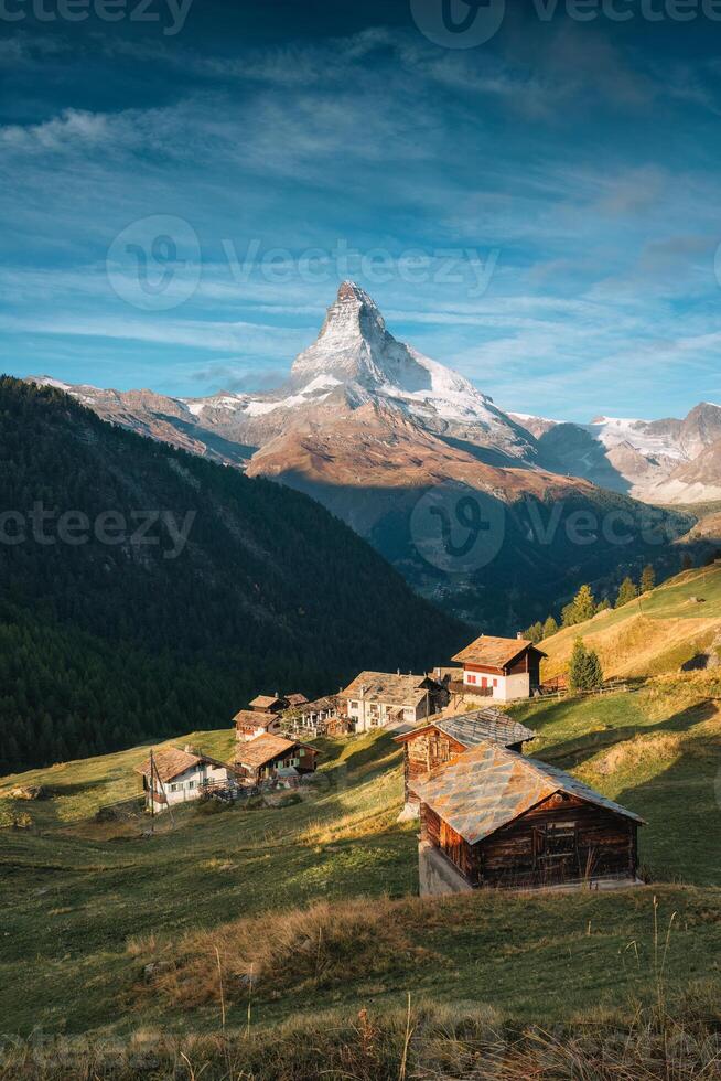 landskap av matter ikoniska berg med rustik by på kulle i finnaln, schweiz foto