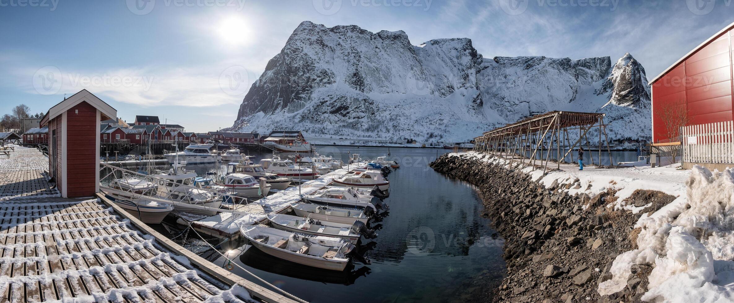 lofoten öar med fiske by och båtar på kustlinje i vinter- på Norge foto