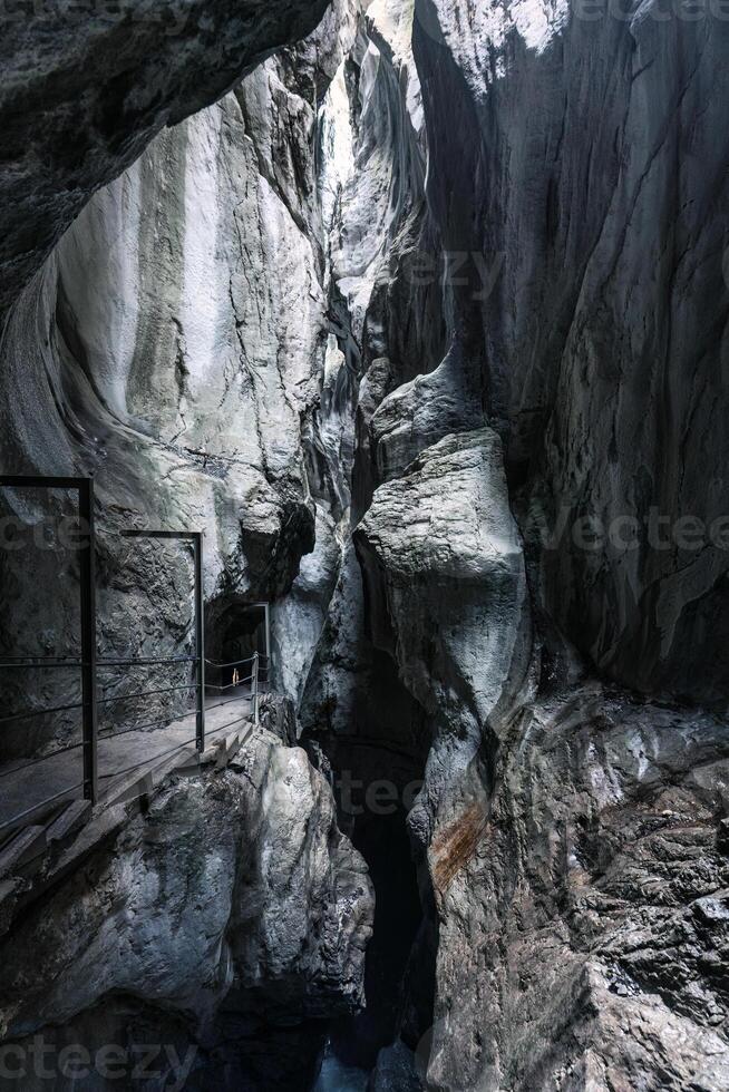 naturlig kalksten grotta i de kanjon och väg i rosenlaui glaciär klyfta på schweiz foto