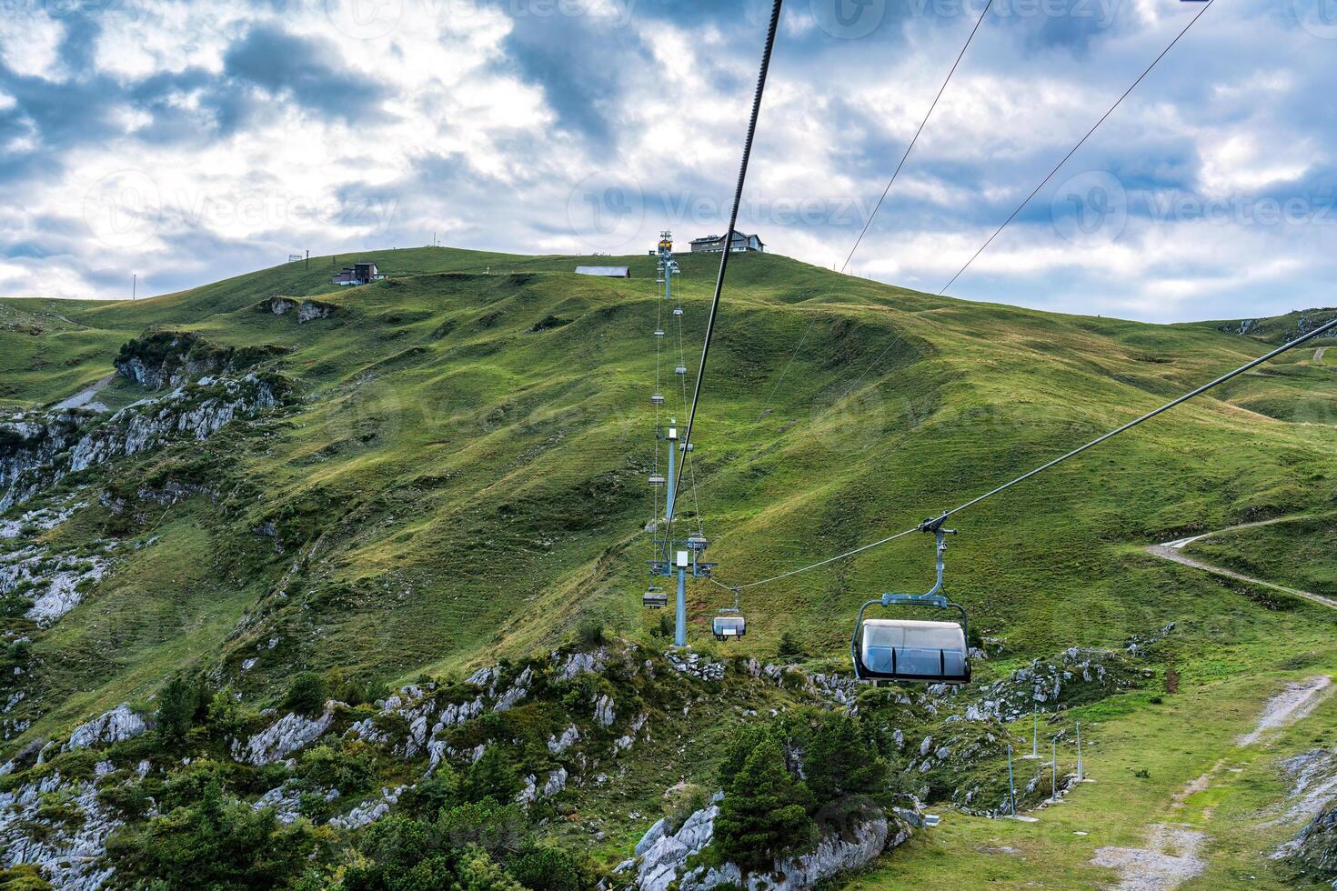 stollift eller kabel- bil ridning över stoos by och berg landskap på schwyz, schweiz foto