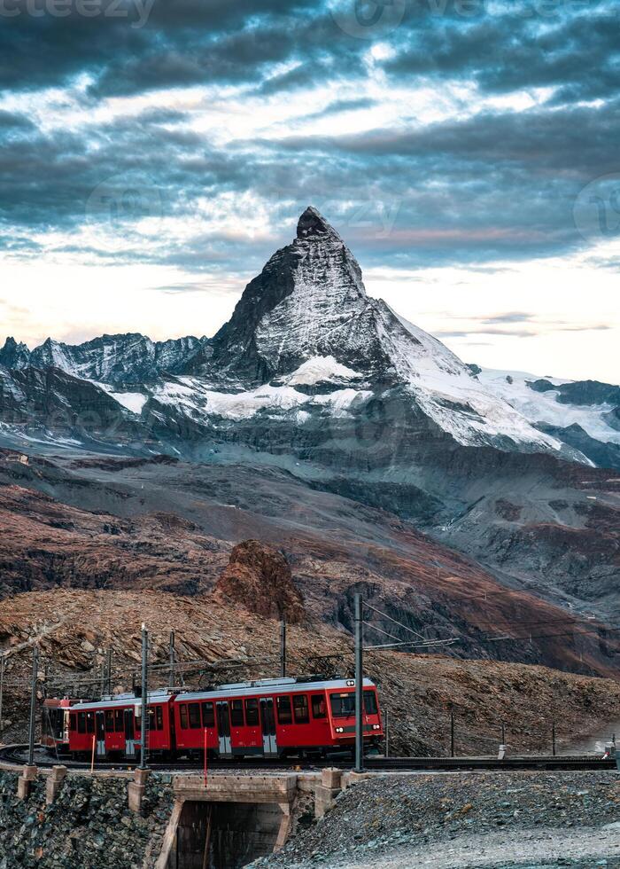 elektrisk tåg löpning på järnväg genom matter berg i gornergrat station foto