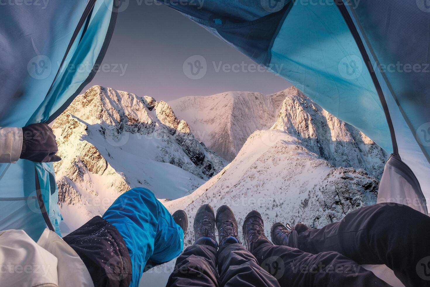 grupp av klättrare är inuti en tält med öppen för se av häftig snöstorm på berg foto