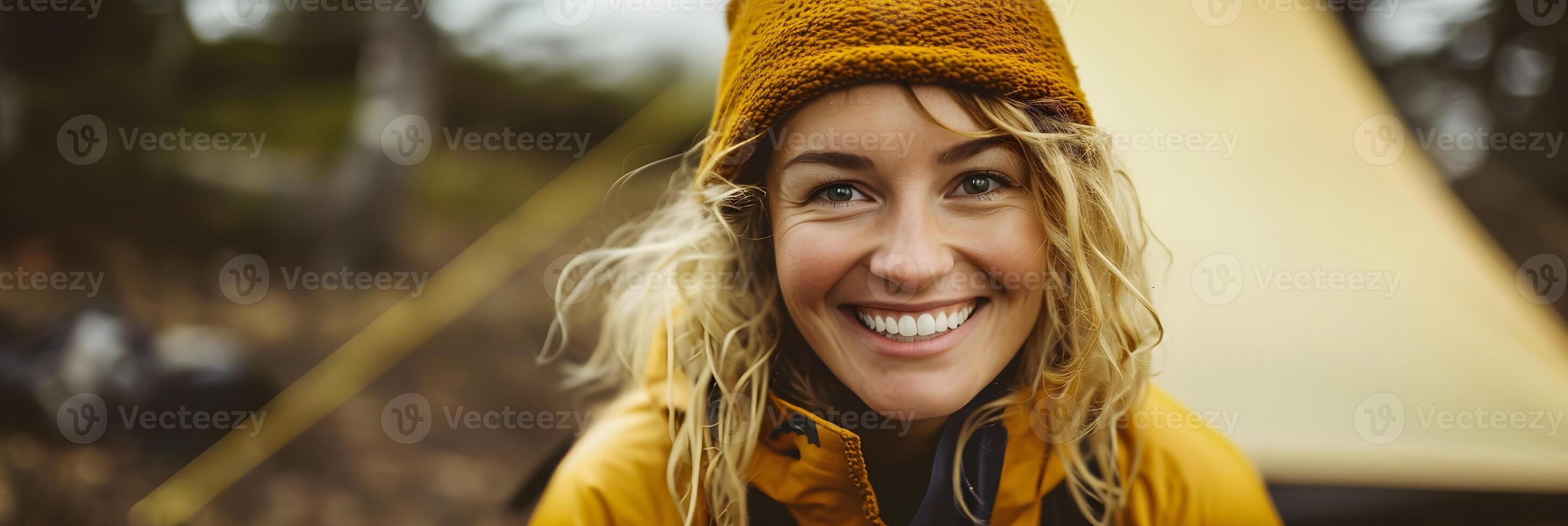 ai genererad porträtt av en leende blond hår vit kvinna camping i natur, bakgrund bild, generativ ai foto