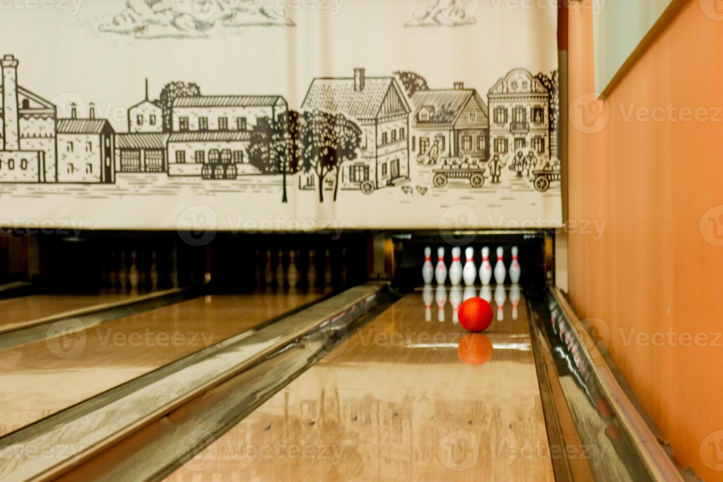 körfält i en bowling klubb med en rullande boll och stift foto