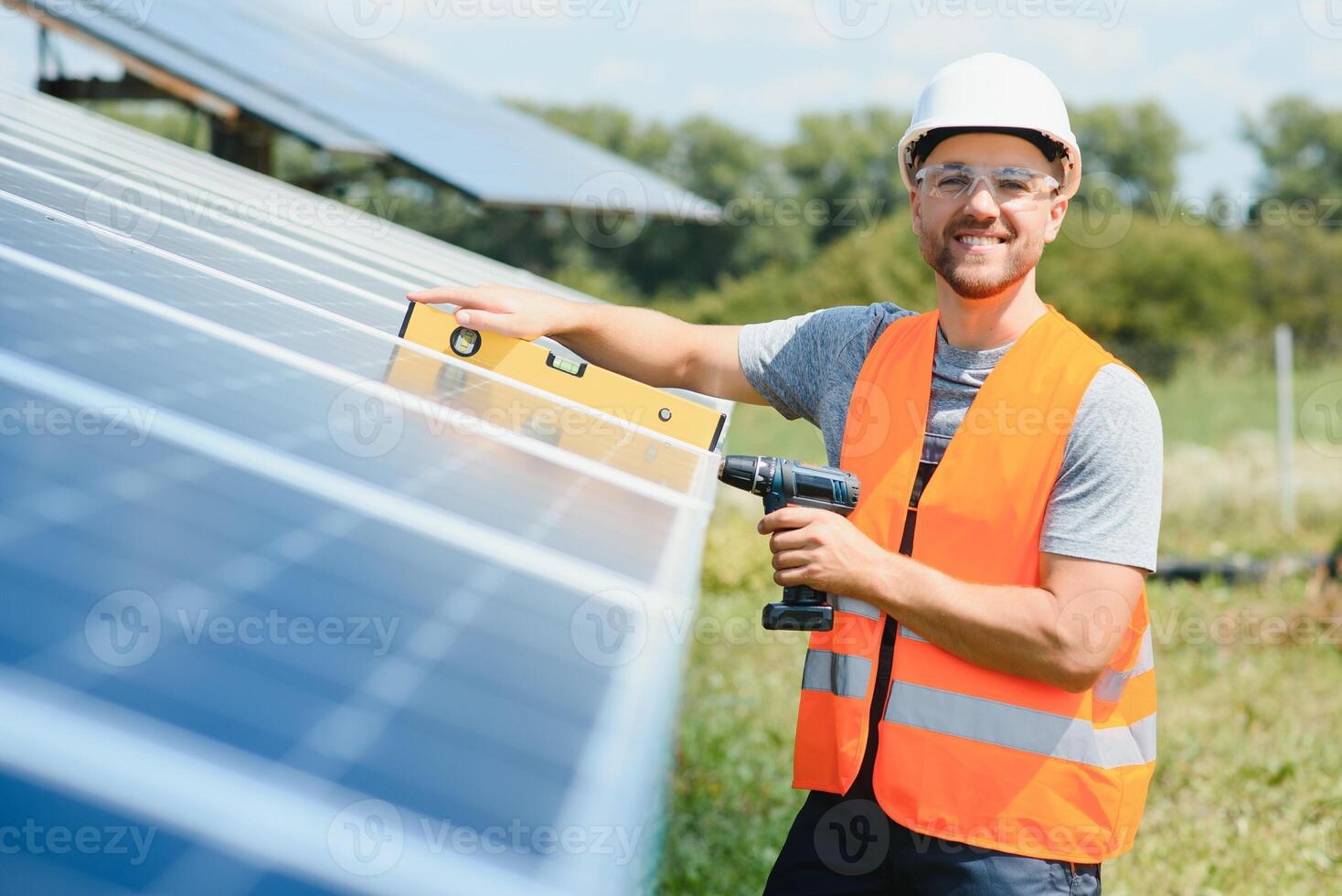 arbetstagare montera sol- paneler utomhus foto