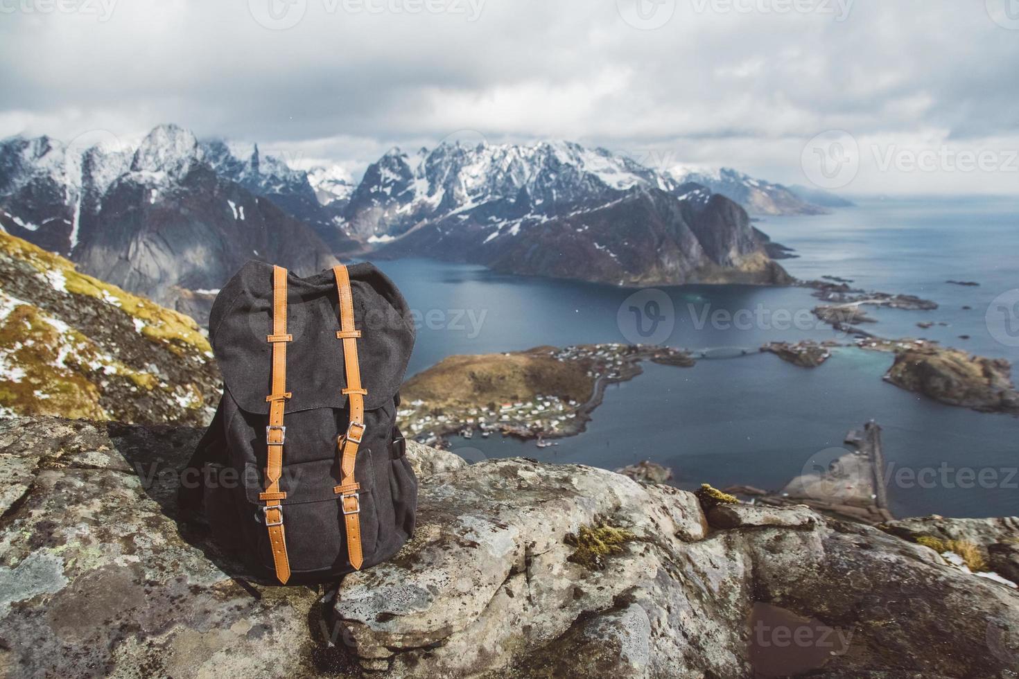 hipster vandrare turist ryggsäck på sten i berg, panoramalandskap, resenär koppla av semester koncept foto