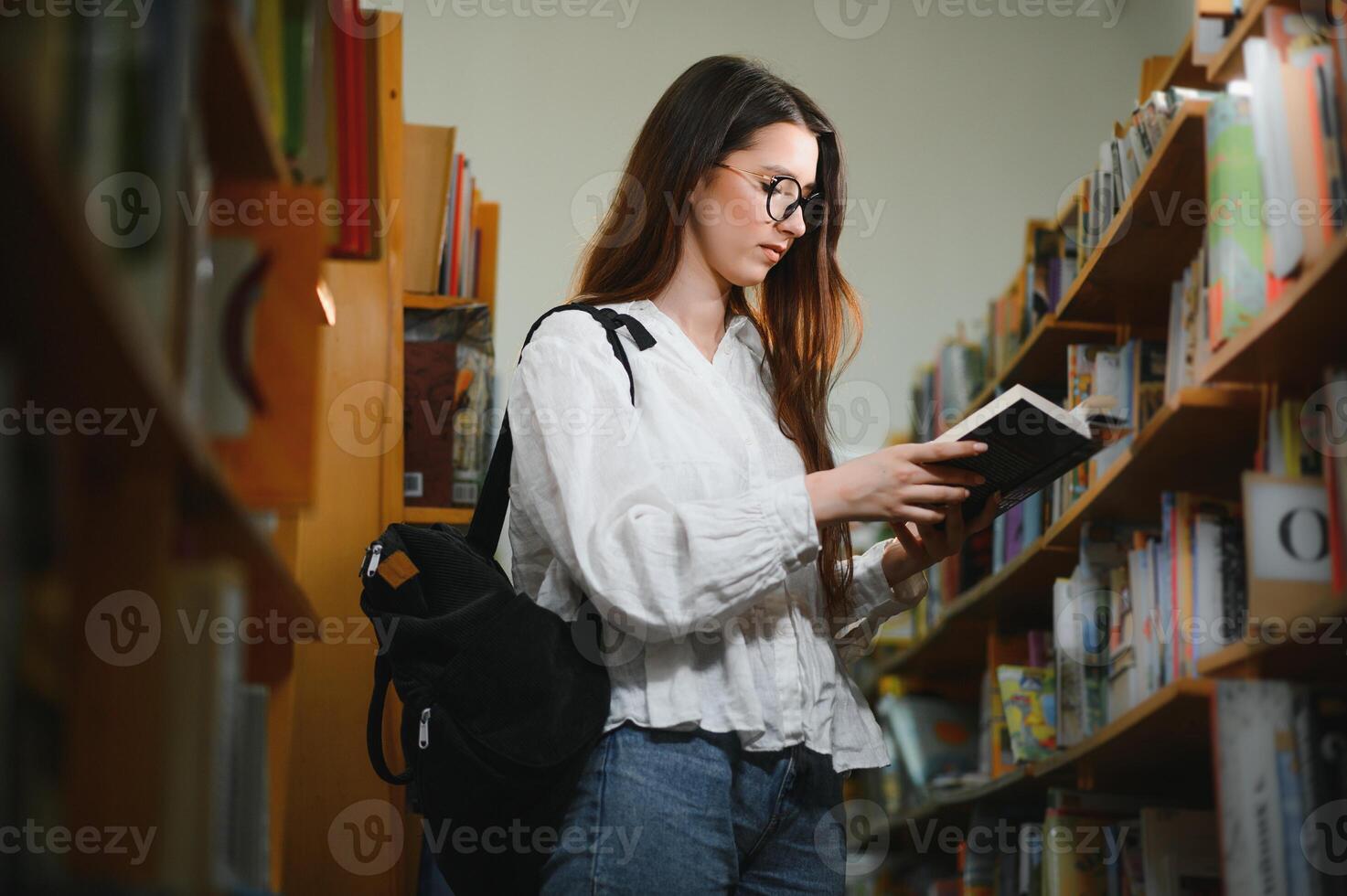 utbildning, hög skola, universitet, inlärning och människor begrepp. leende studerande flicka läsning bok foto