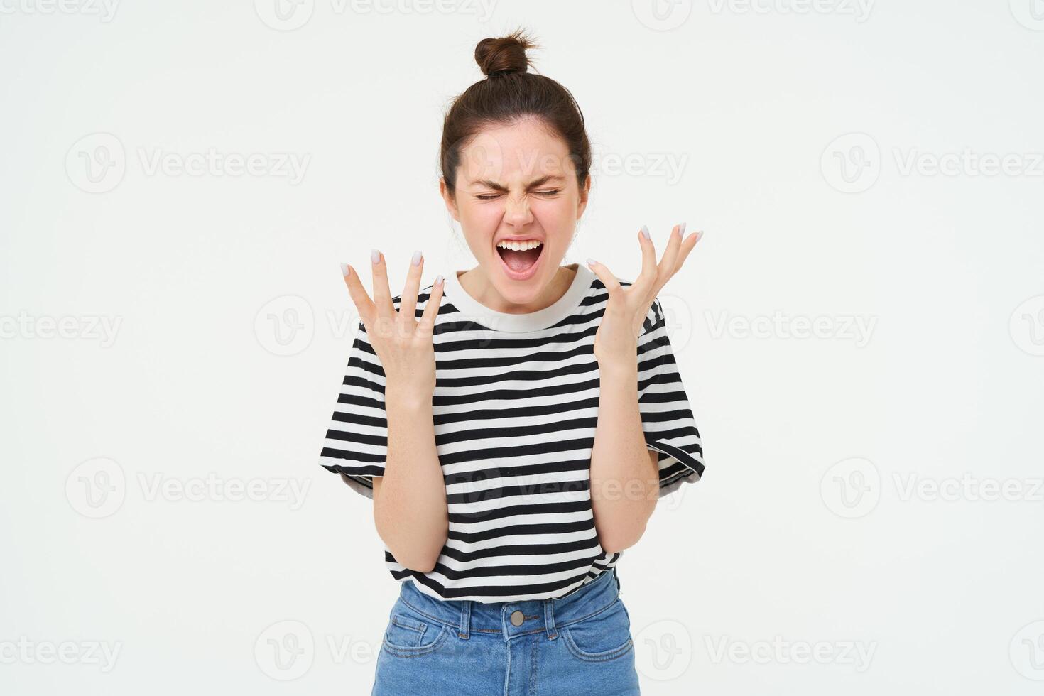 porträtt av arg kvinna skrikande och skakning händer, förlorande henne humör, bråkar, stående över vit bakgrund foto
