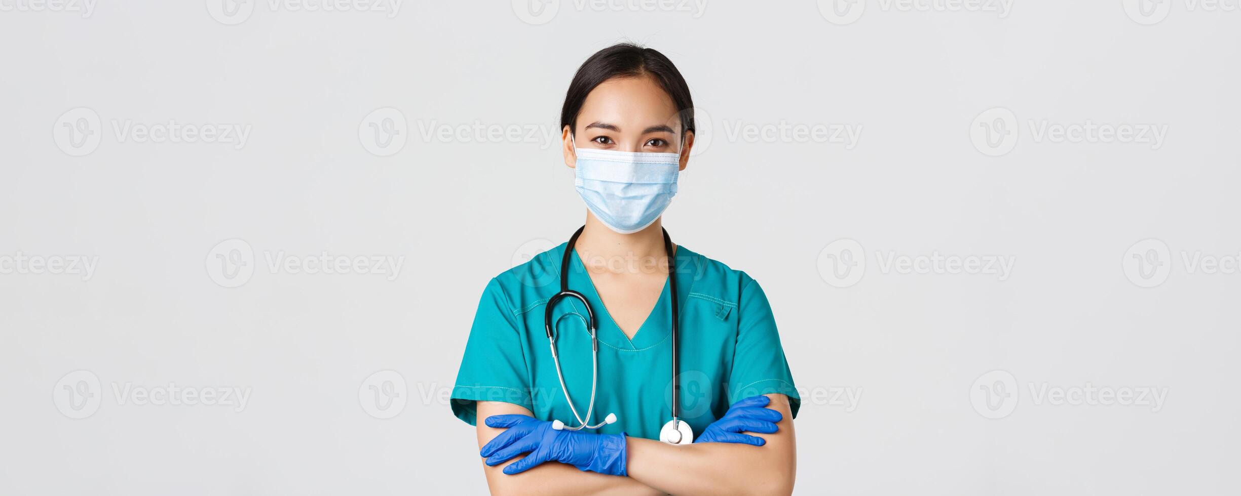 covid19, coronavirus sjukdom, sjukvård arbetare begrepp. närbild av självsäker leende, professionell asiatisk läkare, sjuksköterska i medicinsk mask och sudd handskar redo för undersökning, vit bakgrund foto