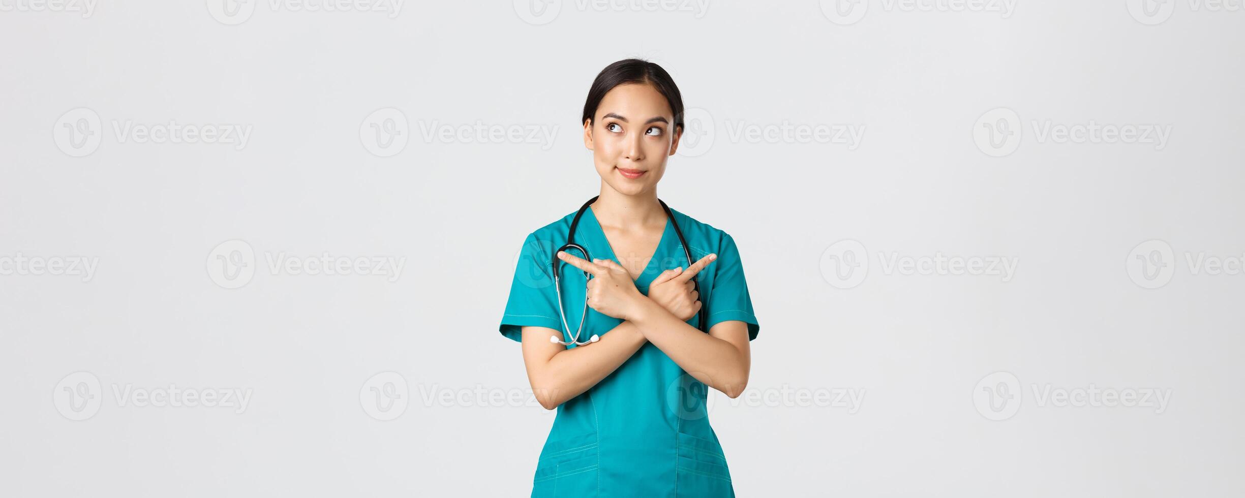 covid19, sjukvård arbetare, pandemi begrepp. kreativ och omtänksam Söt asiatisk kvinna sjuksköterska, internera ha aning, framställning val, pekande fingrar sidled men ser vänster, tänkande foto