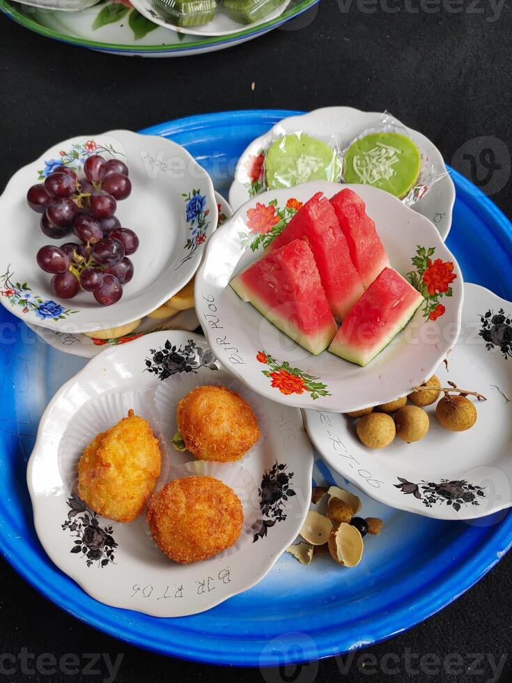 traditionell indonesiska kulinariska fröjder, traditionell snacks och vattenmelon, duku frukt och vindruvor. foto
