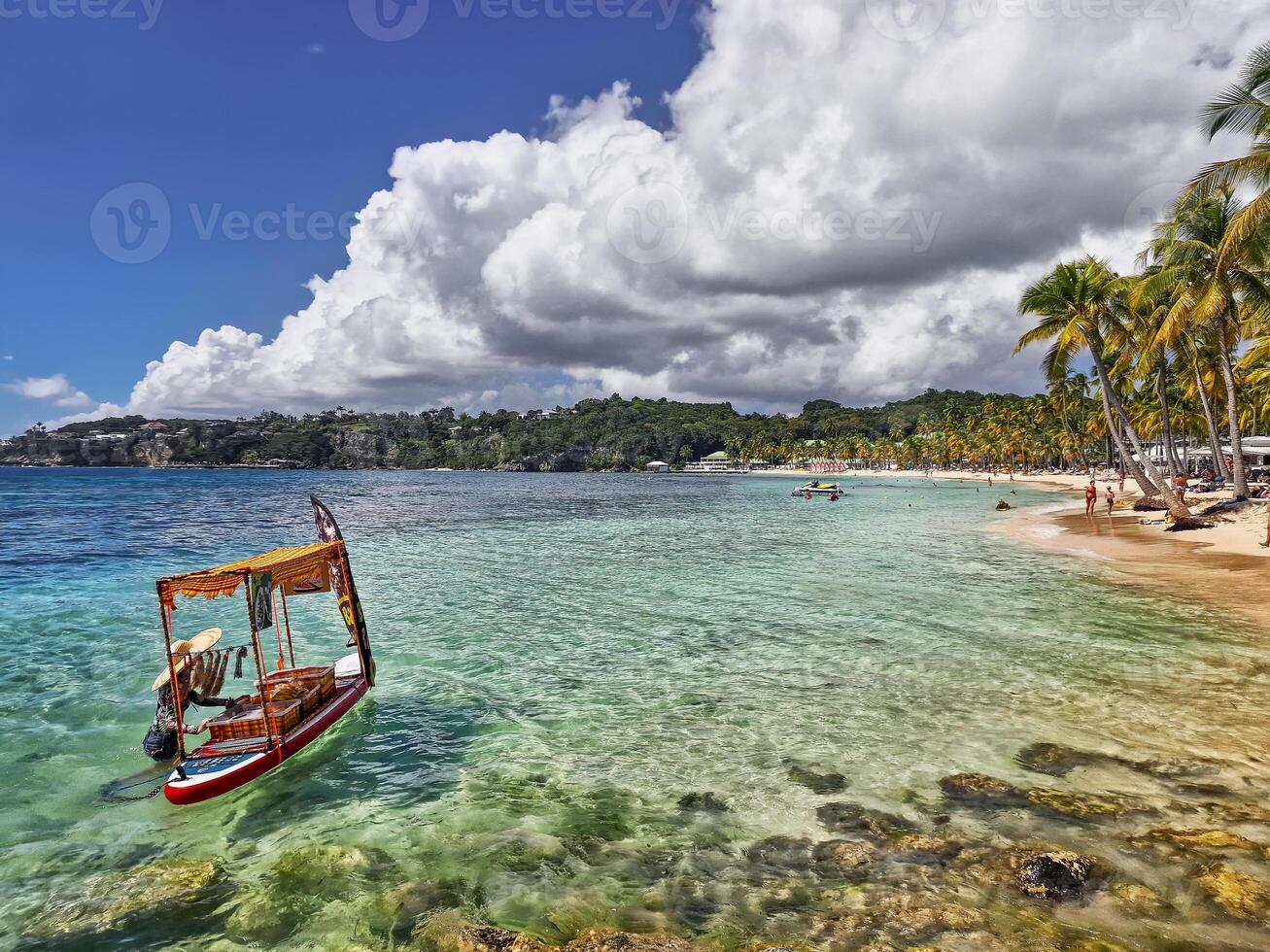 karibiska ö med trä- båt foto