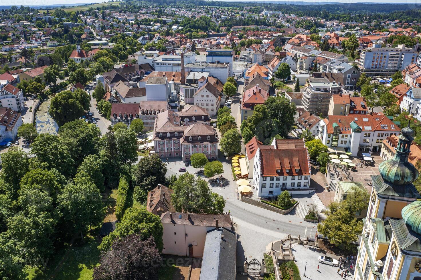 antenn se av de stad donaueschingen i Tyskland. på en solig dag i sommar. foto