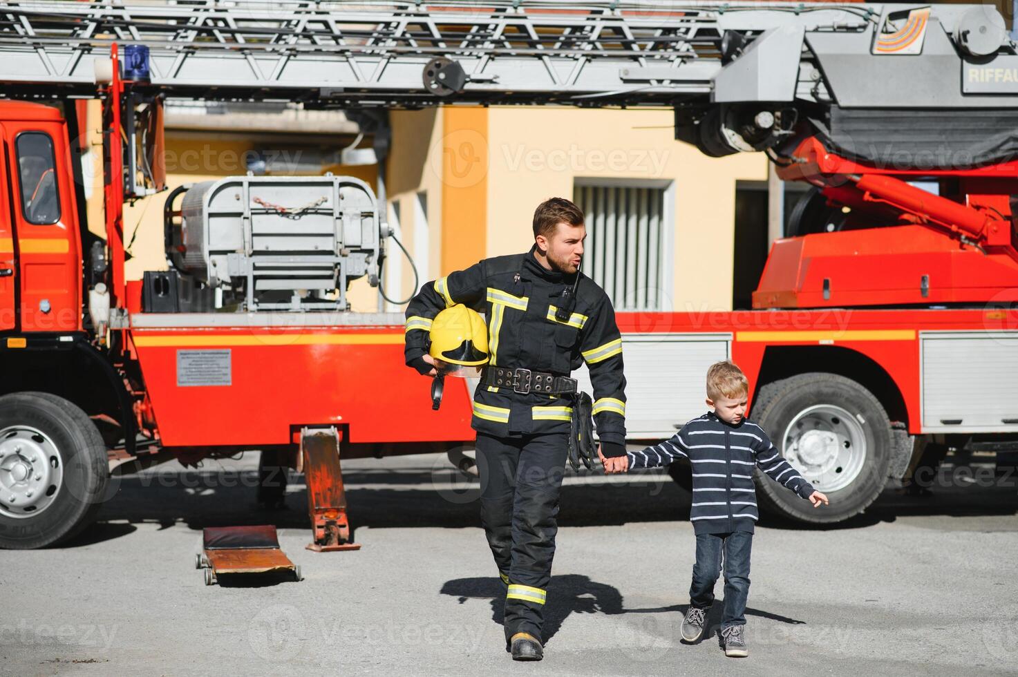 skydda människor från farlig med modig hjärta.hjälte i brandman med enhetlig säker barn från bränna rök foto