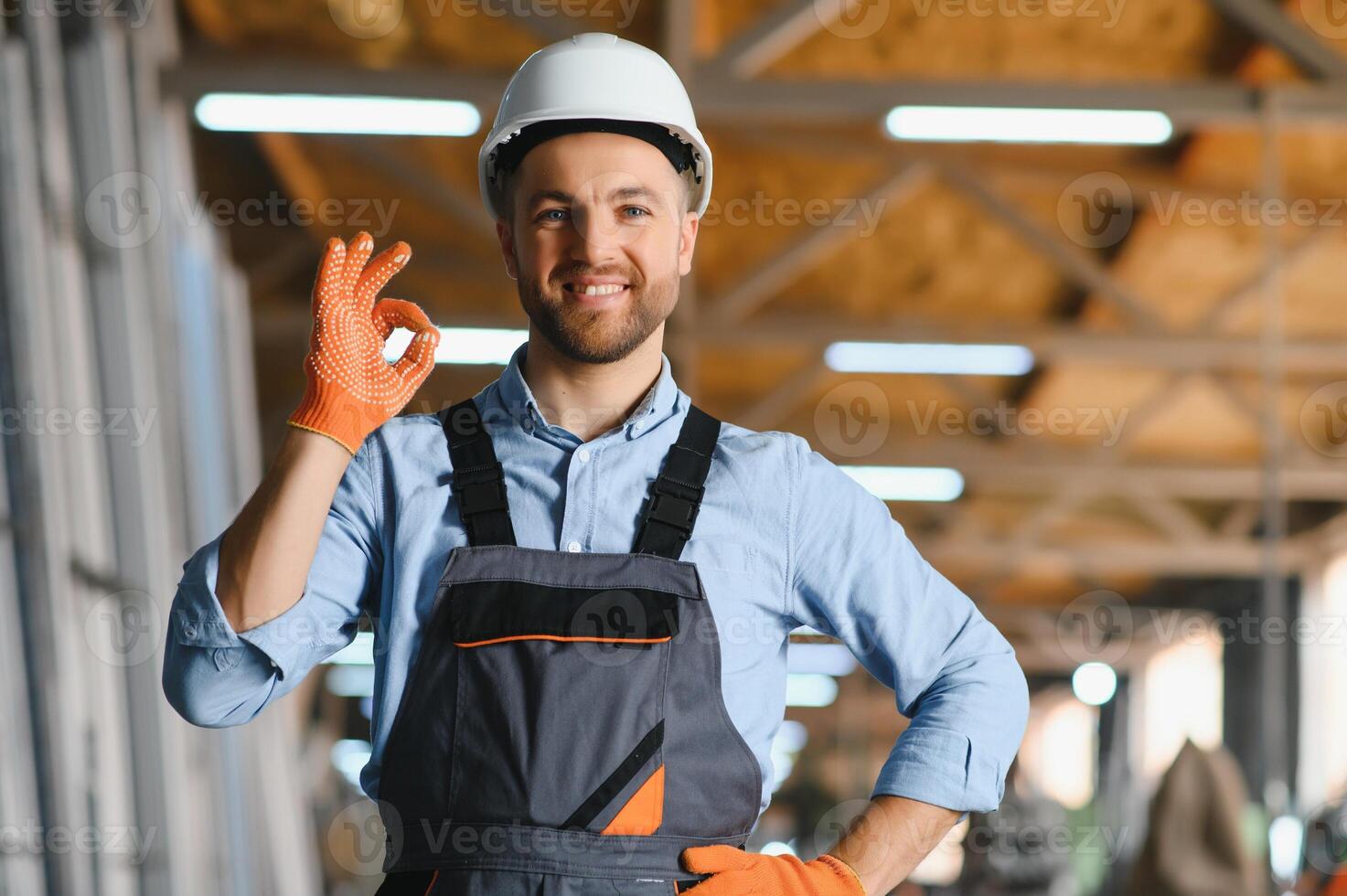 porträtt av leende arbetstagare stående förbi industriell produktion maskin. foto