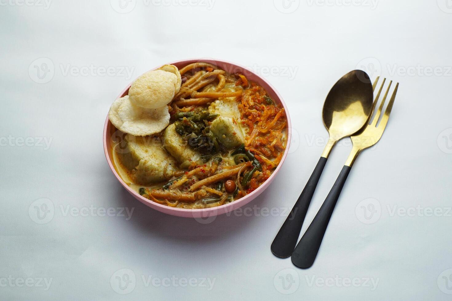 långa med curry soppa åtföljs förbi friterad ljuv potatisar chili sås och spaghetti foto