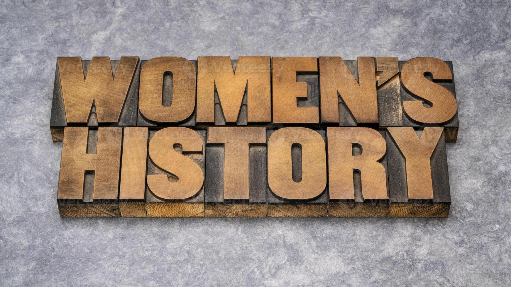 kvinnors historia - ord abstrakt i årgång boktryck trä typ, bidrag av kvinnor till evenemang i historia och samtida samhälle foto