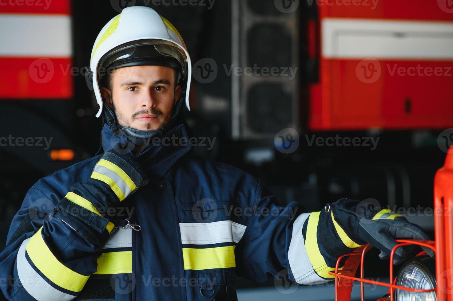 brandman porträtt på plikt. Foto brandman med gas mask och hjälm nära brand motor.