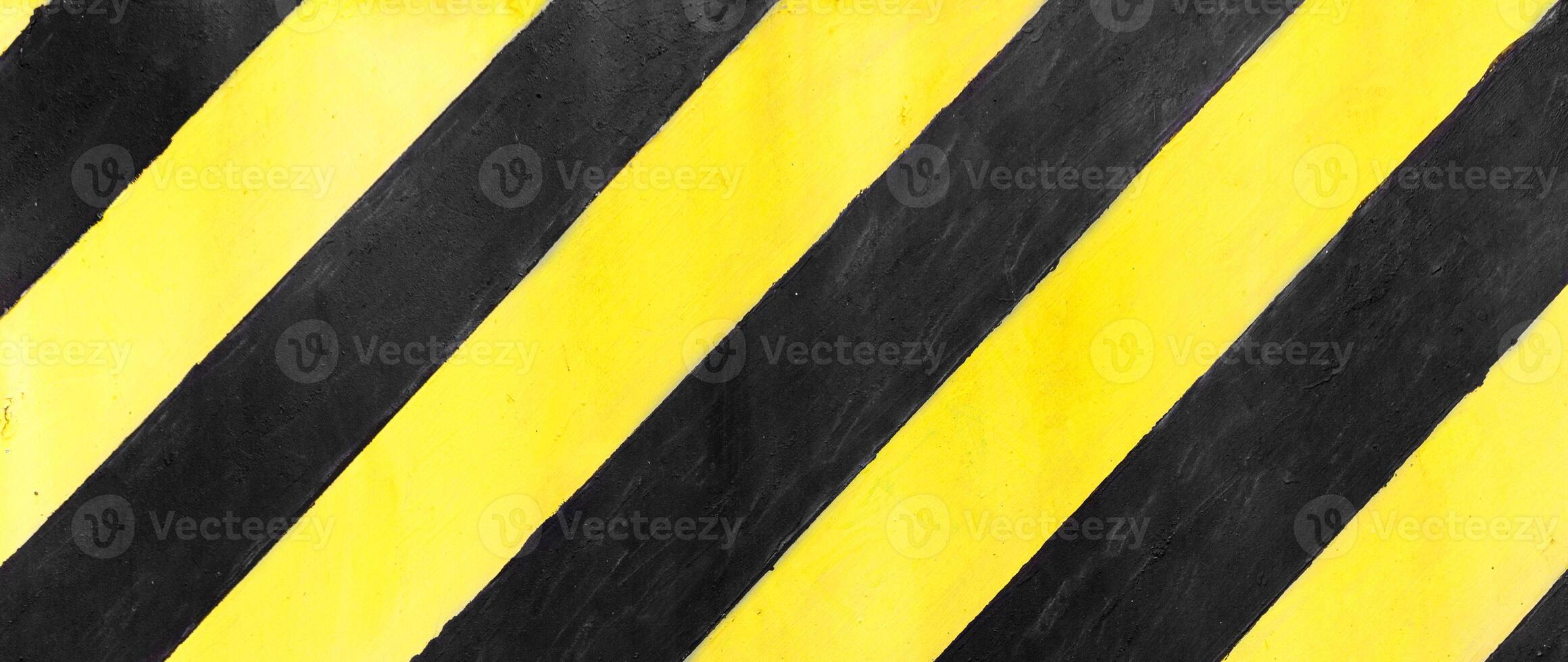 säkerhet Ränder på konstruktion webbplats, svart och gul under konstruktion tecken över en grunge textur, topp se foto