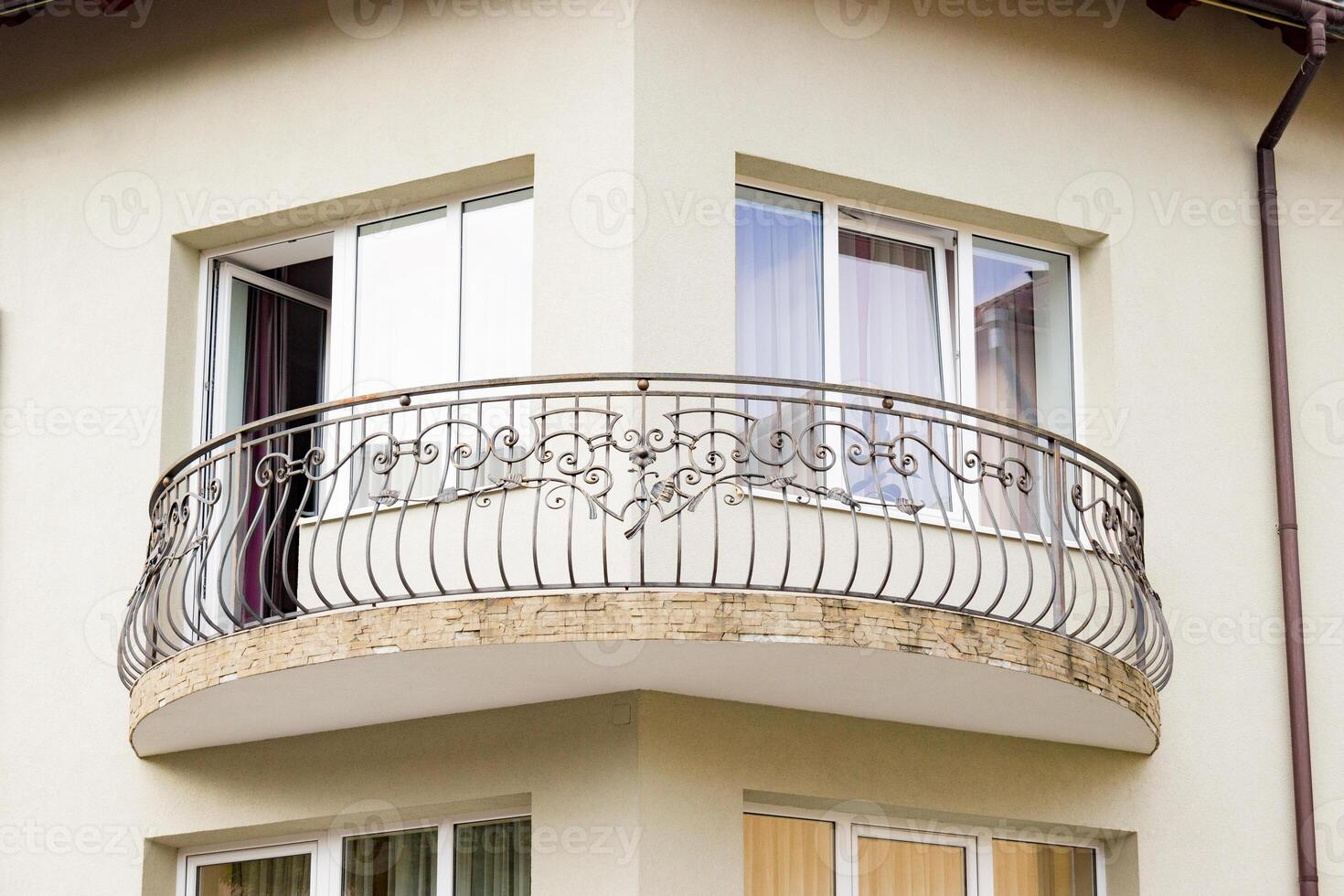 skön små hörn balkong på en modern byggnad lägenhet foto