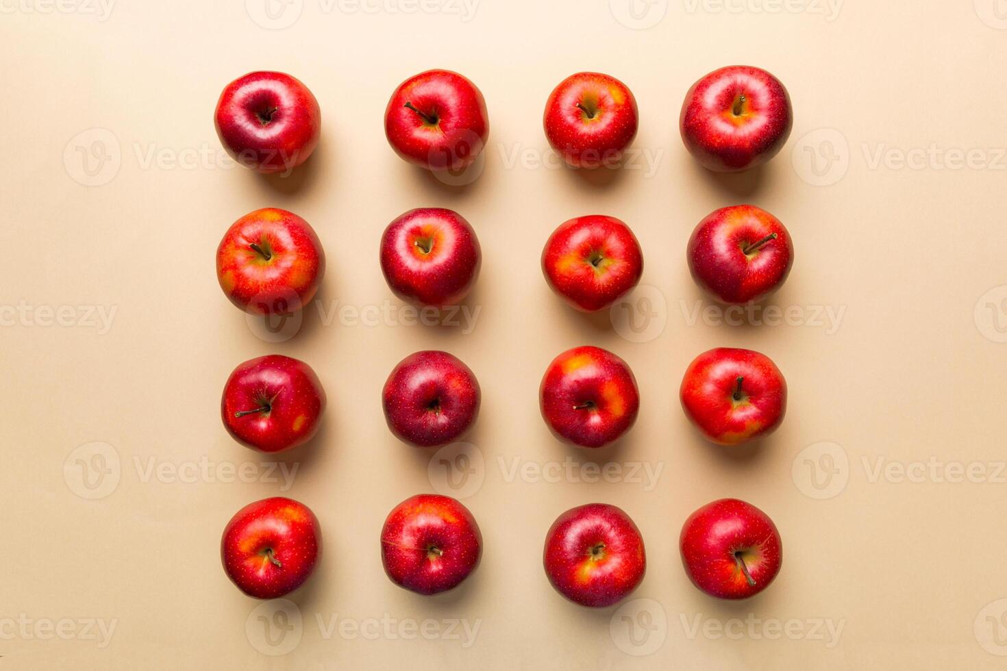 många röd äpplen på färgad bakgrund, topp se. höst mönster med färsk äpple ovan se foto