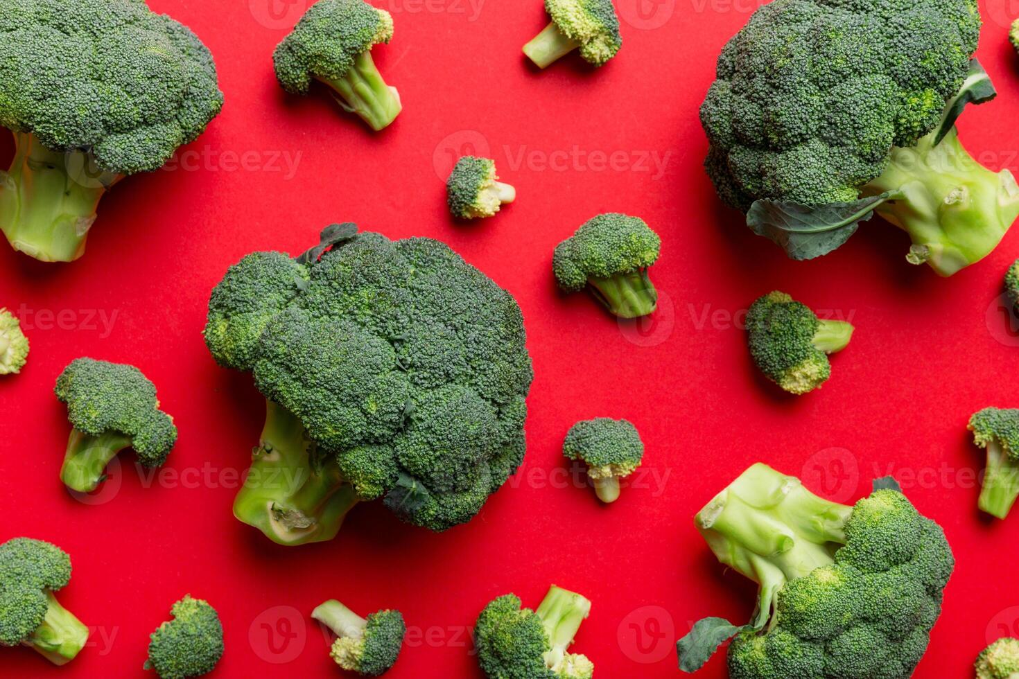 grön färsk broccoli bakgrund stänga upp på färgad tabell. grönsaker för diet och friska äter. organisk mat foto