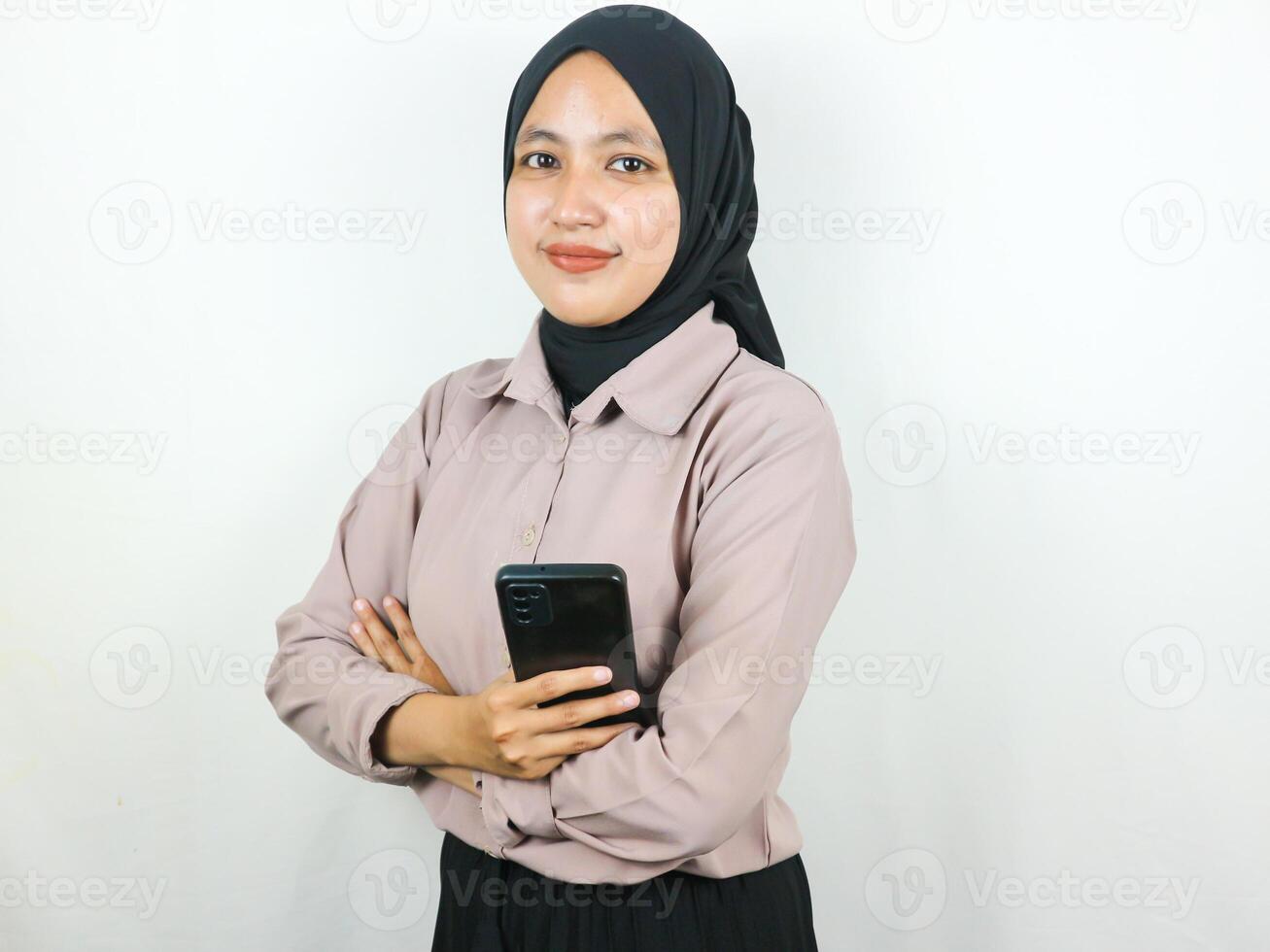 skön asiatisk muslim kvinna leende självsäkert med händer innehav smart telefon. reklam begrepp foto