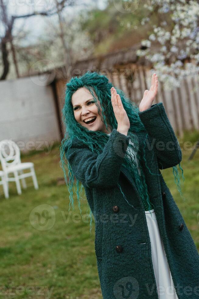 de först bröllop dansa av de brud i de glänta foto