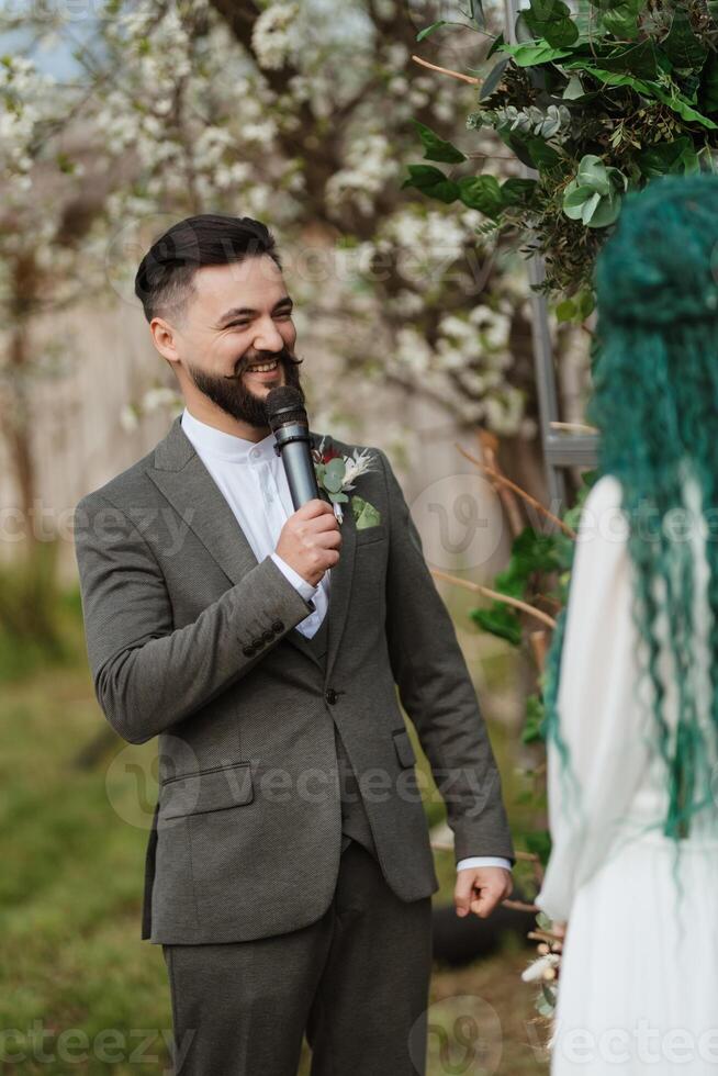 bröllop ceremoni av de nygifta i en Land stuga foto