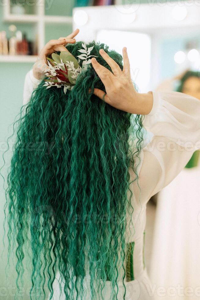 porträtt av en brud med grön lockigt hår i de skönhet rum foto