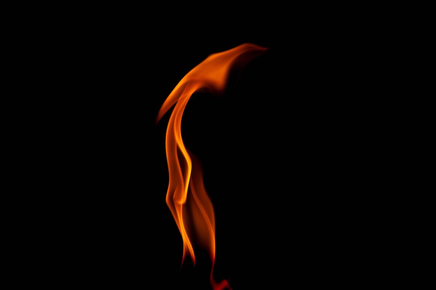 varm lågor på en svart bakgrund. skön flamma av brand i de mörk. abstrakt av brinnande lågor och rök. foto