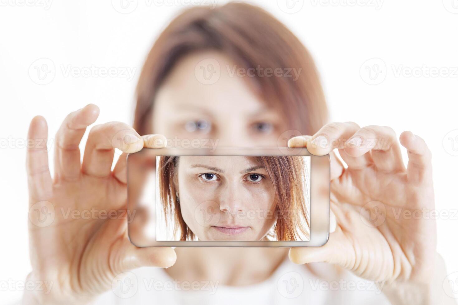 Söt kvinna tar en selfie använder sig av henne smartphone foto