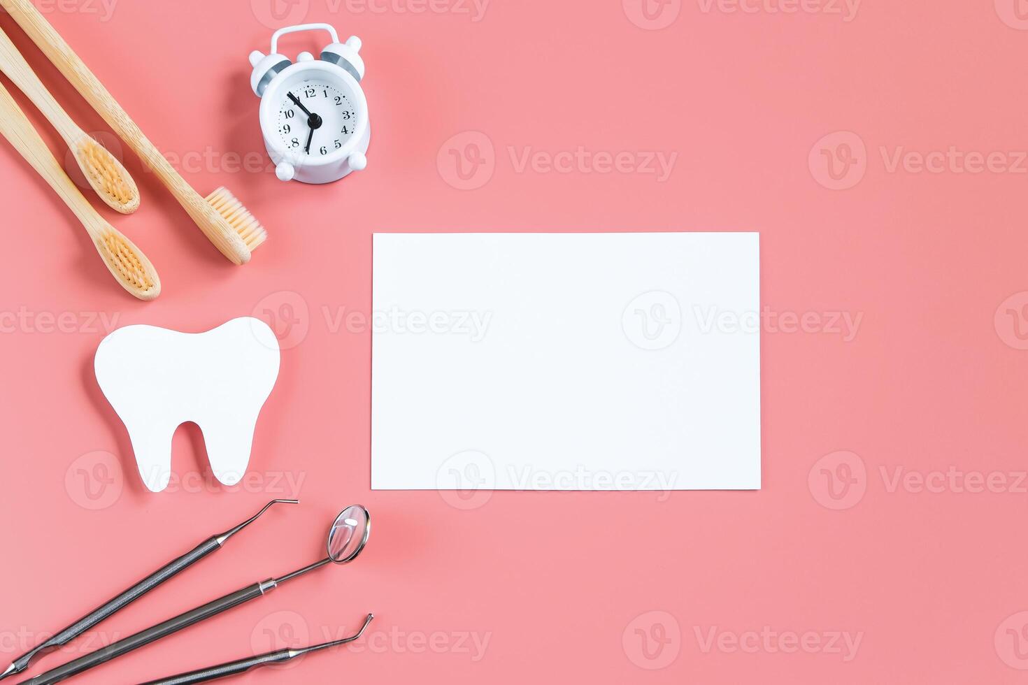 dental vård begrepp. dental verktyg på rosa bakgrund. Lycklig tandläkare dag. papper skära attrapp av tand. foto