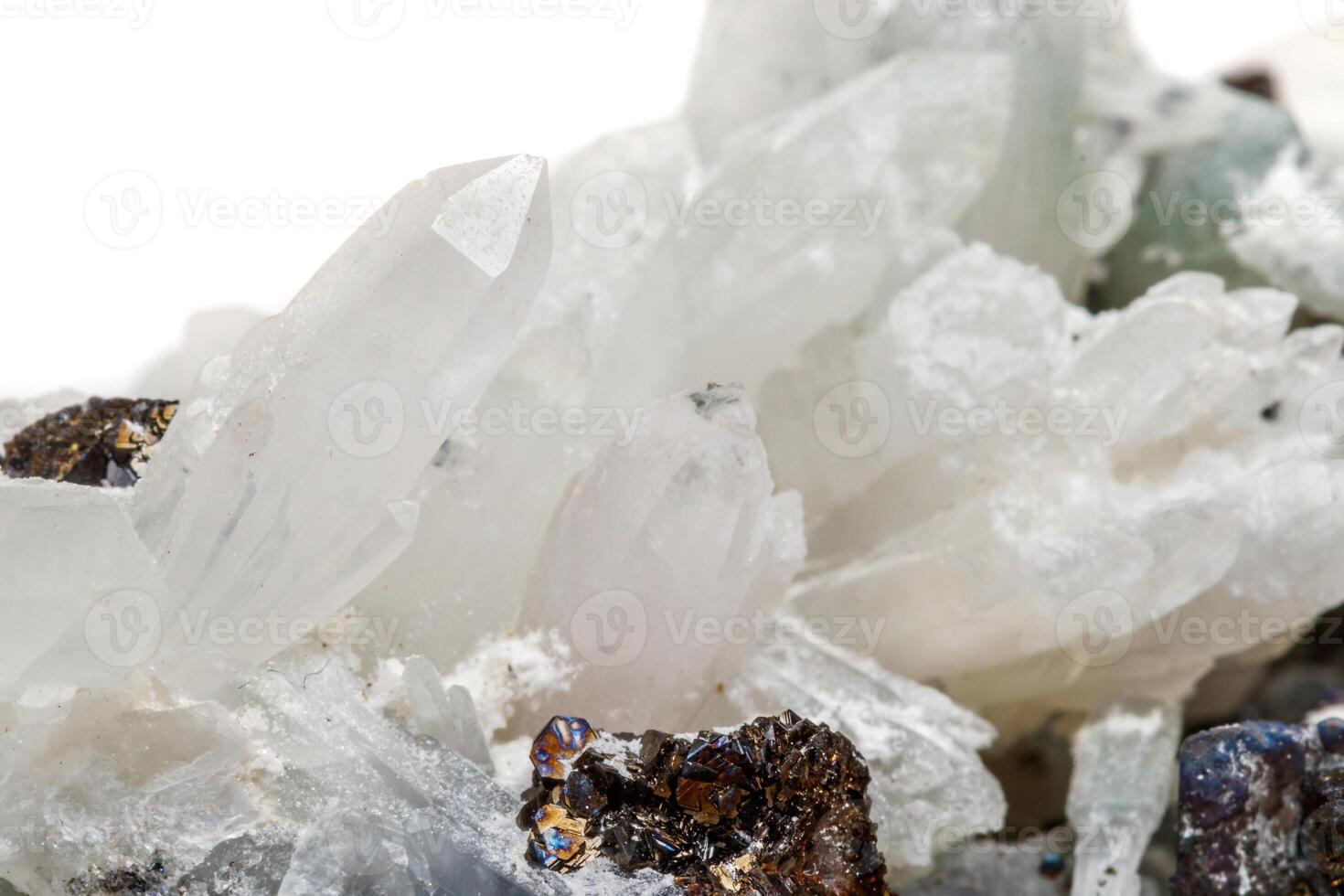 makro mineral sten drusus kvarts med sfalerit i de sten en vit bakgrund foto