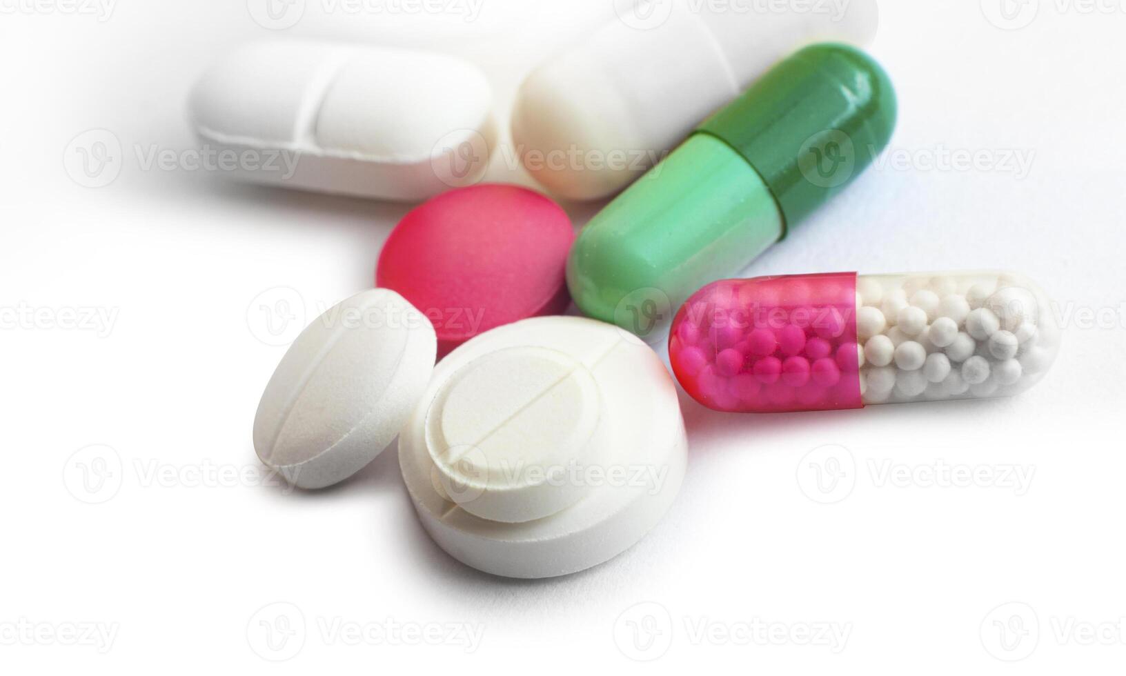 olika tabletter blanda högen läkemedel piller kapslar terapi foto