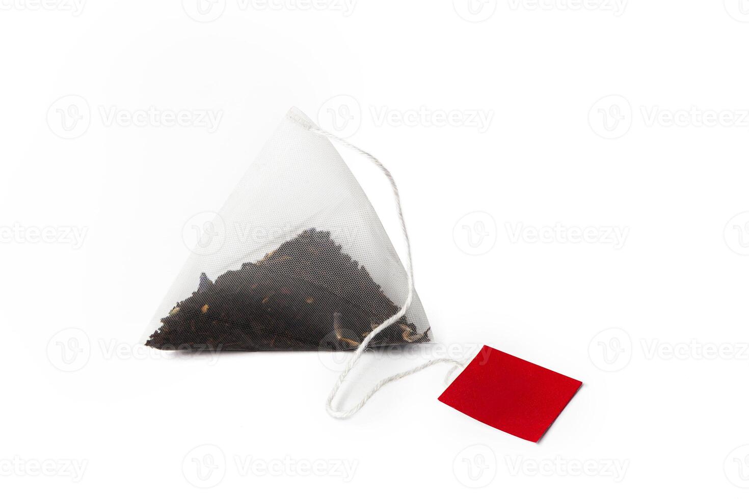 pyramid form tepåse isolerat på de vit bakgrund foto