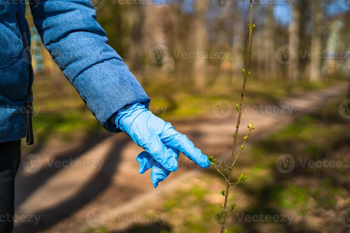 person i medicinsk handskar på de gata. pandemi covid19. sluta coronavirus foto